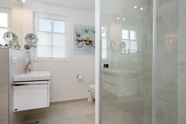 Bad mit ebenerdiger Dusche im 1. OG