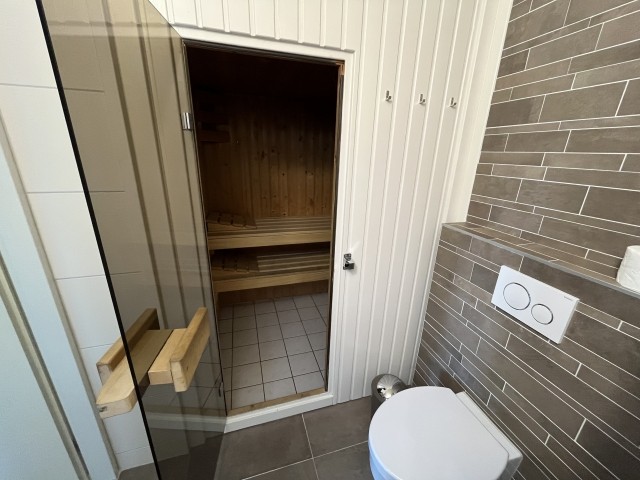 Duschbad mit finnischer Sauna im OG