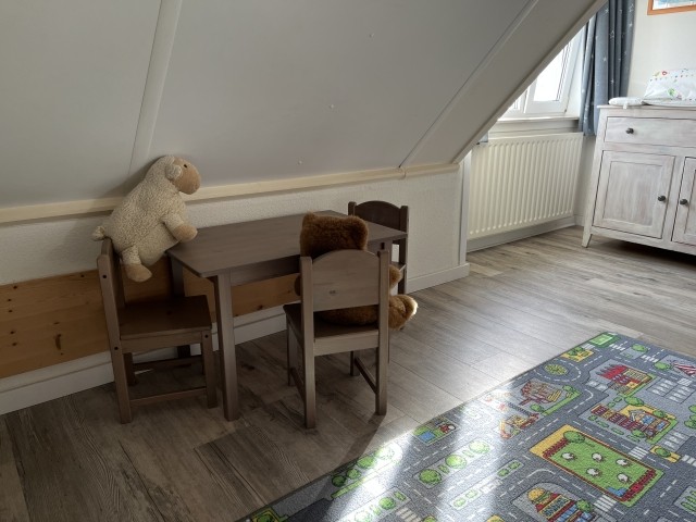 Kinderstühle mit Tischchen