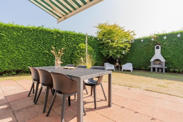 Die Terrasse mit Gartenmöbel und Markise