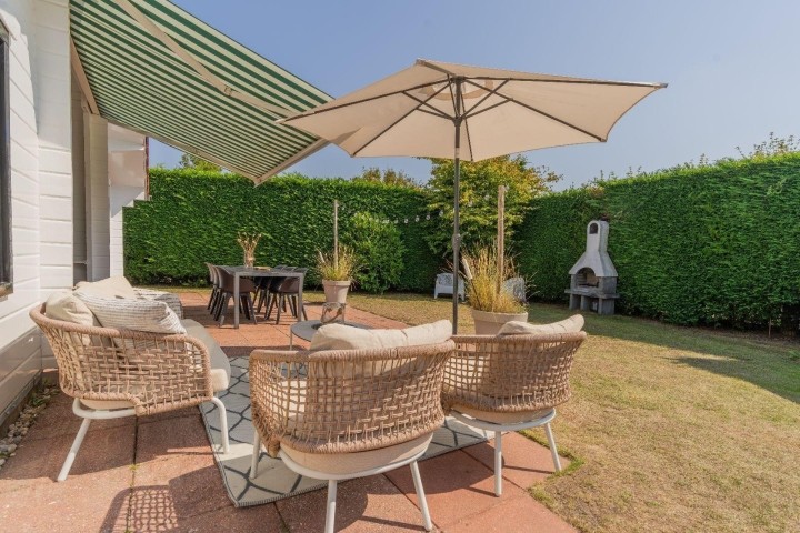 Die Terrasse mit Lounge-Ecke