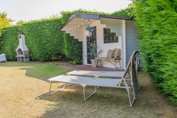 Sonnenliegen und Schuppen