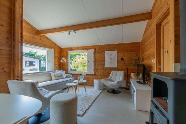 Das gemütliche Wohnzimmer mit Kaminofen