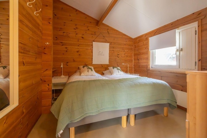 Schlafzimmer 2 mit 2 Einzel-Boxspringbetten und Kleiderschrank