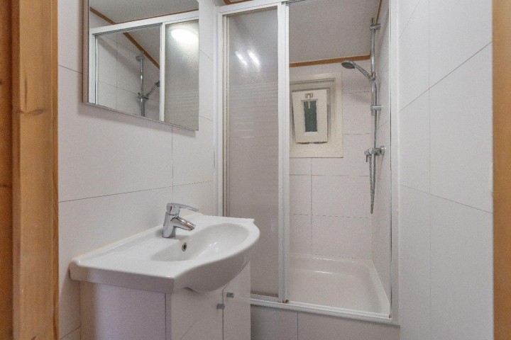 Badezimmer mit Dusche und Waschbecken