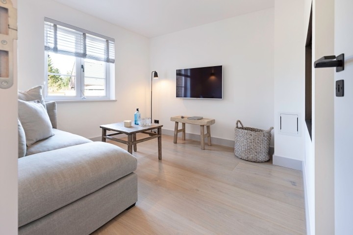 Kaminzimmer mit weiterem Fernseher