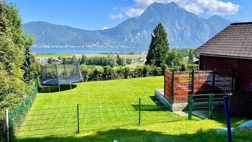 Panorama Seeblick im Garten mit Whirlpool, Griller und Gartenterrasse.