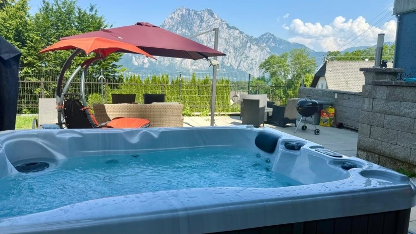 Eigener umzäunter Garten mit Griller, Whirlpool und Seeblick. 