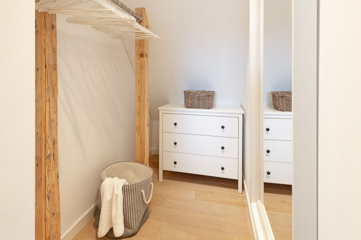 Schlafzimmer zwei im OG begehbarer Kleiderschrank