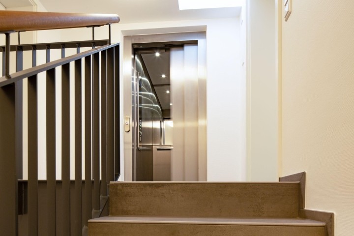 Treppenhaus des Appartementhauses mit Fahrstuhl