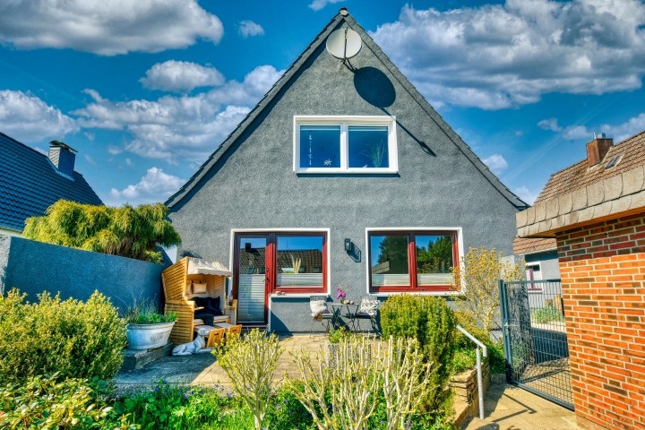 Rückseite des Hauses mit Blick auf die Terrasse und in den Garten