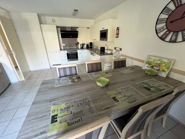 Grosser Kühl-/Gefrierschrank, Mikrowelle