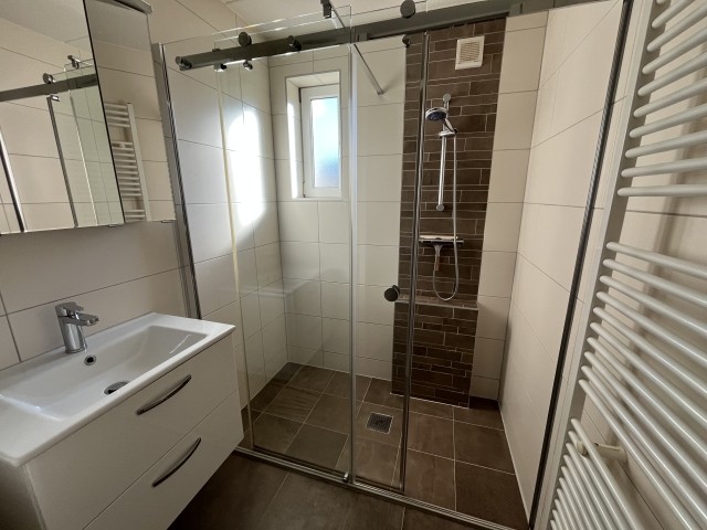 EG: ebererdiges Duschbad 170x90 cm, Waschtisch und Fenster