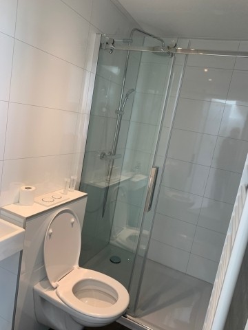 2. Badezimmer mit 2. WC und Dusche und kleinem Waschbecken