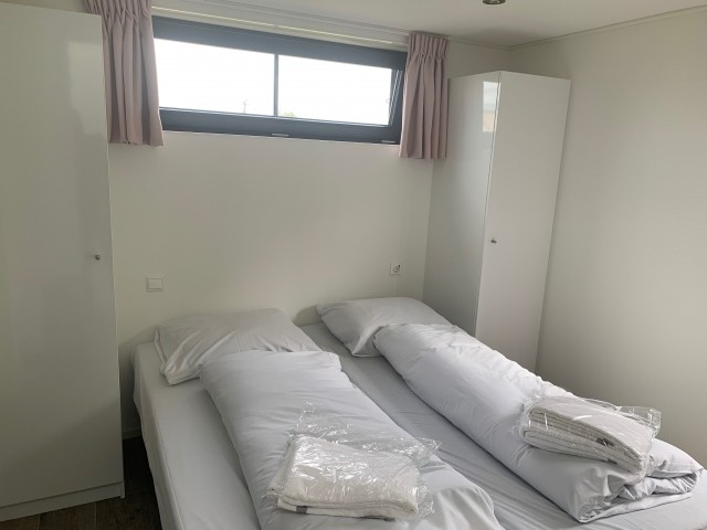 Schlafzimmer mit Kleiderschrank