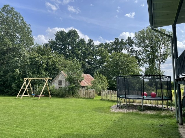 Spielplatz im großen, eingezäunten Garten