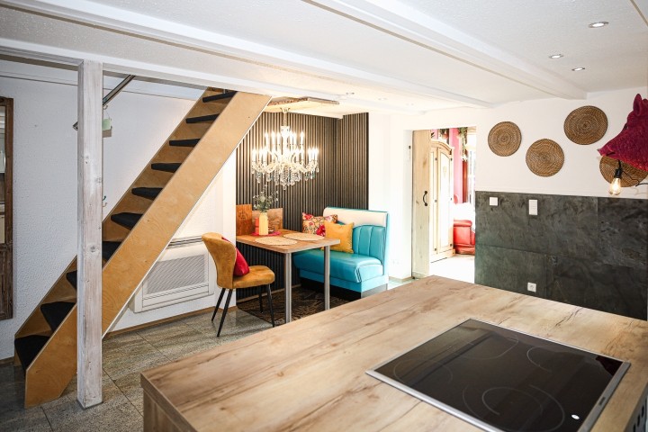 Bitte beachte die steile Treppe ins Obergeschoss.