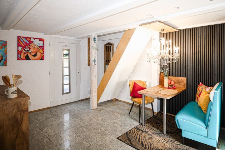 Ebenerdiger Hauseingang und Essecke. Steile Treppe ins Obergeschoss.