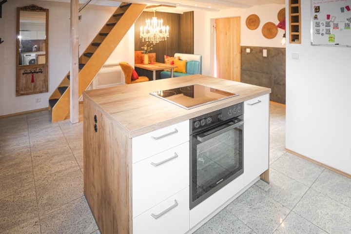 Kochinsel. Grundig Backofen mit Cerankochfeld.