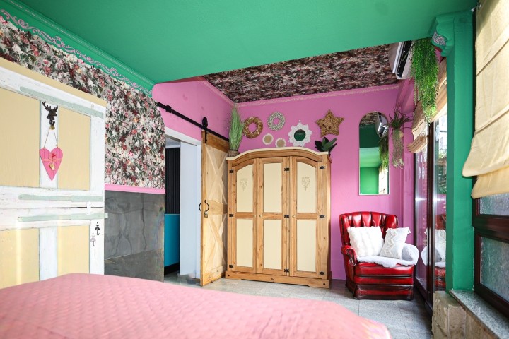 Schlafzimmer und Leseecke.