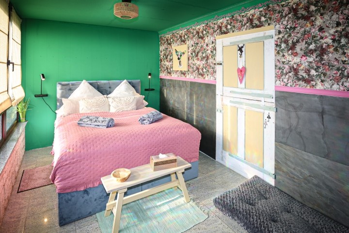 Boxspringbett 1,60m x 2,oom. Klimatisiert, elektr. Rollladen.