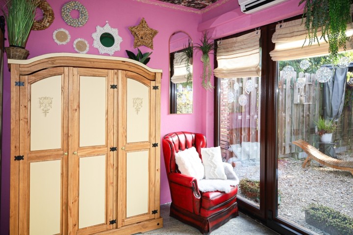 Ebenerdiges Schlafzimmer mit Blick in den Garten.