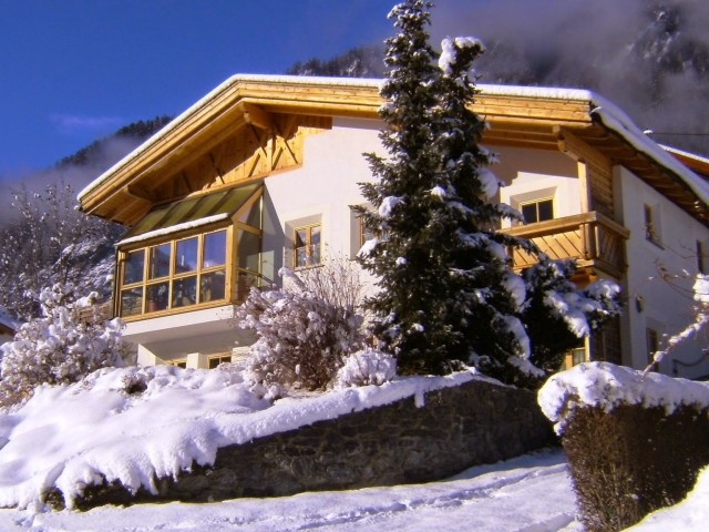 Ansicht von der Wiese unter dem Haus