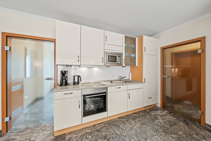 Wohnzimmer mit integriertem Küchenbereich