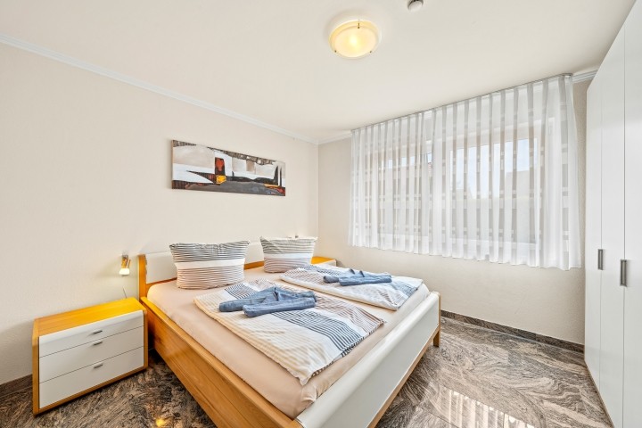 Schlafzimmer mit Doppelbett