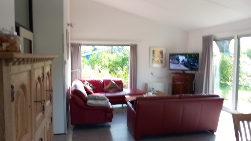 Wohnzimmer mit Ecksofa und 2,5 Sitzer