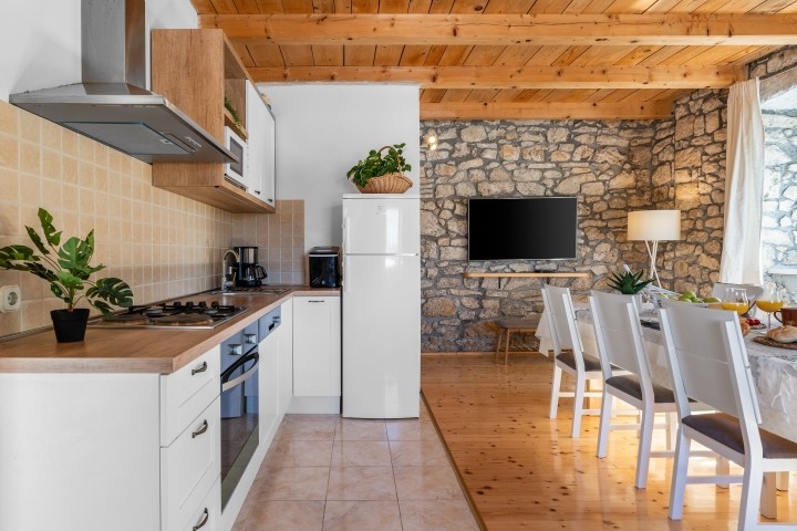 Voll ausgestattete Küche mit allen notwendigen Küchenutensilien