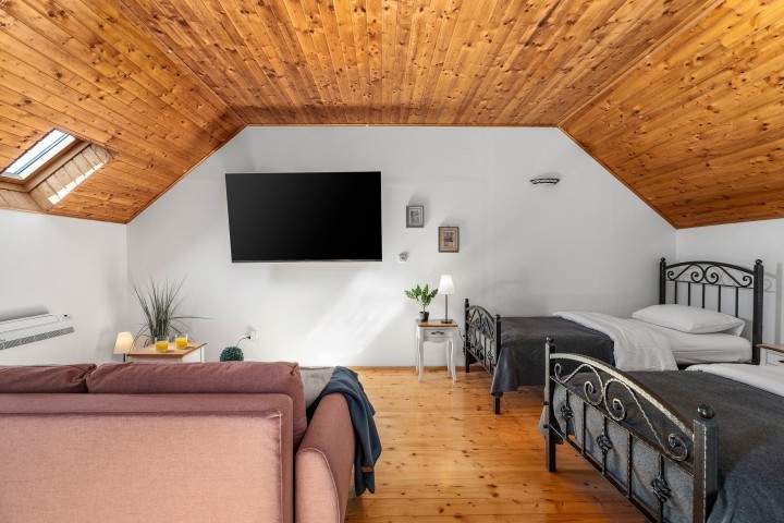 Schlafzimmer Nr. 1 mit 3 Einzelbetten 90 cm x 200 cm, einem Sofa, das in ein Schlafsofa 140 cm x 200 cm umgewandelt werden kann