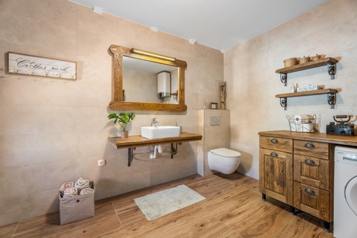 Badezimmer mit Dusche, Handtücher sind vorhanden