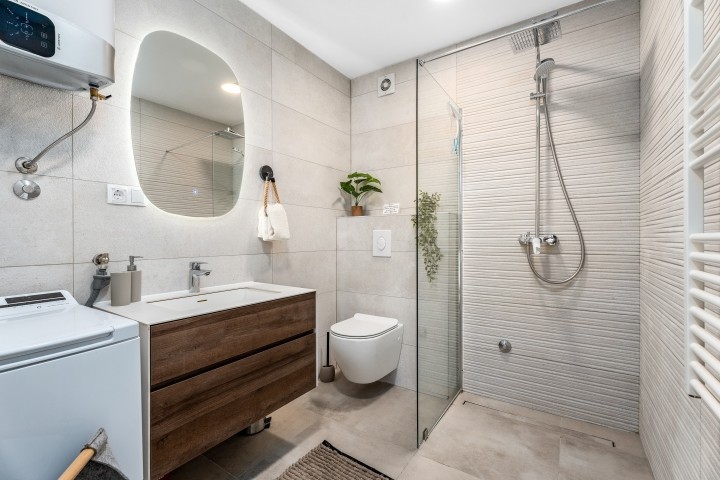 Badezimmer mit Dusche, Toilette und Waschbecken