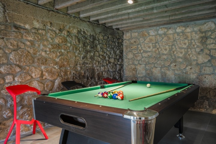 Spielzimmer mit Stereoanlage und Darts