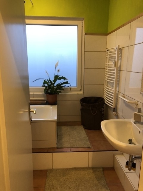 Bad mit Waschbecken und Duschwanne