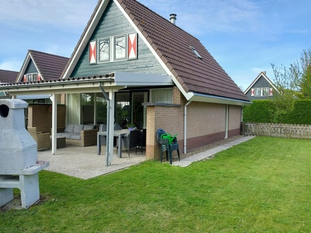 grosser komplett eingezäunter Garten