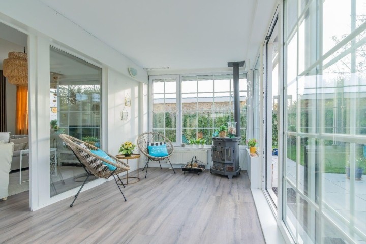 Der Wintergarten mit Kamin