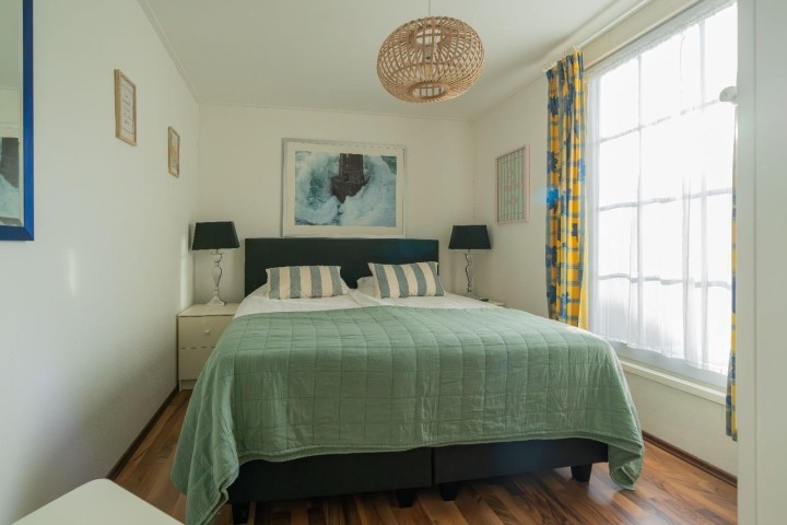 Schlafzimmer 1 mit Boxspringbett (180x200) und TV