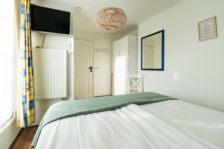 Schlafzimmer 1 mit Boxspringbett (180x200) und TV