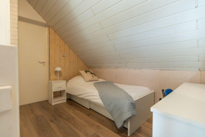 Einzelbett auf dem Treppenabsatz mit Schreibtisch