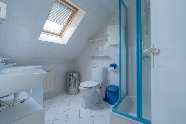 Badezimmer mit Dusche, Toilette und Waschbecken