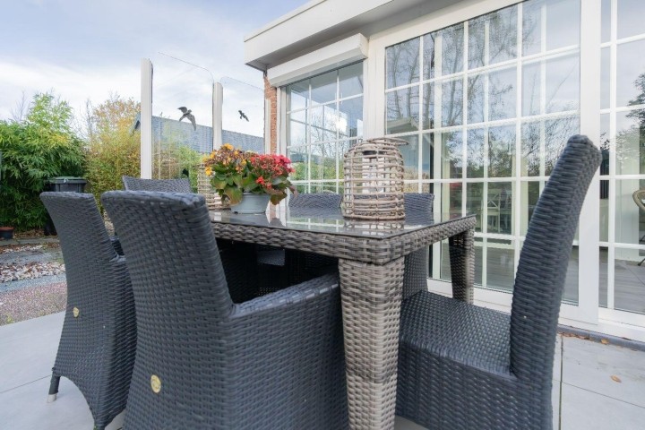 Die Terrasse mit Gartenmöbel