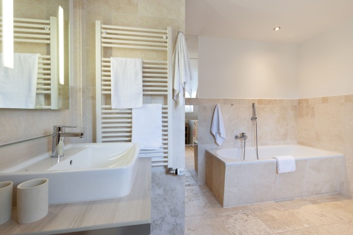 Badezimmer eins im OG