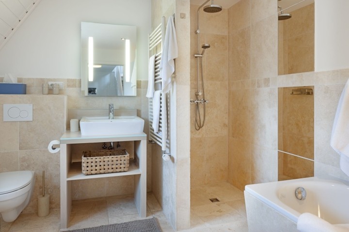 Badezimmer eins im OG