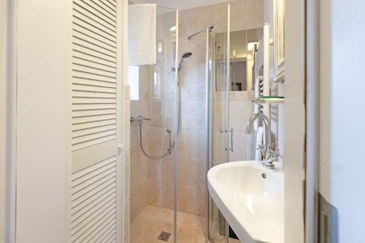 Badezimmer drei  im EG