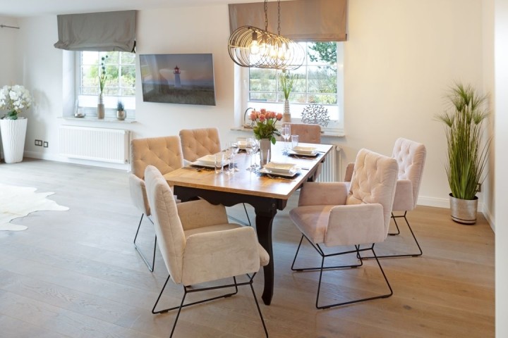 Wohn und Essbereich mit Kamin