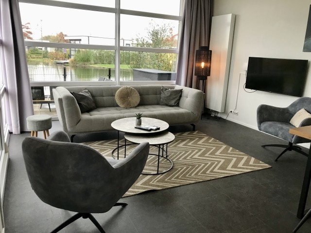 Gemütliches Wohnzimmer mit Smart-TV