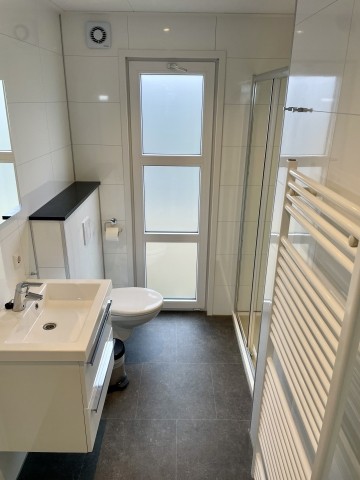 Super helles Badezimmer mit Handtuchheizung