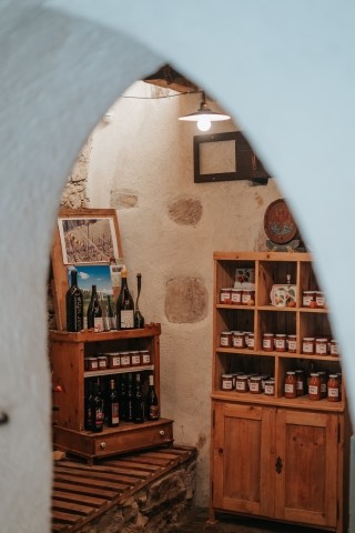 der Vorratskeller mit den hausgemachten Marmeladen, Säften, Wein...